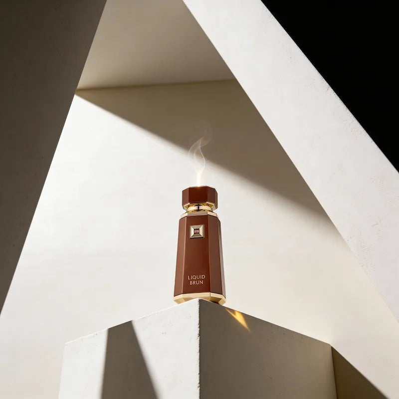 flacon de parfum liquid brun de chez French avenue posé sur un socle