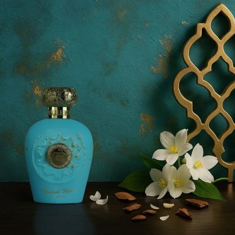 Parfum Opulence Dubai en flacon turquoise avec bouchon doré, présenté sur fond bleu orné de motifs orientaux et fleurs blanches