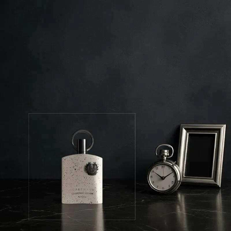 Parfum Afnan Supremacy Not Only Intense en flacon marbré blanc, présenté sur fond sombre avec montre à gousset et cadre métalliqu